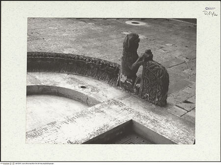 Vorderseite von Bibliotheca Hertziana [https://www.deutsche-digitale-bibliothek.de/content/lizenzen/rv-fz/] Hauptportal - Rechte Konsole, bh452961_recto. Foto: Zallinger zu Stillendorf, Marlies von.