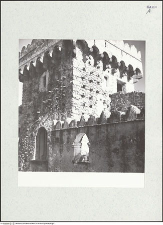 Vorderseite von Bibliotheca Hertziana [https://www.deutsche-digitale-bibliothek.de/content/lizenzen/rv-fz/] Palazzo della Torre Merlata - Detail, Zinnengekrönter Turm, bh452966_recto. Foto: Zallinger zu Stillendorf, Marlies von.