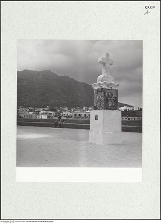 Vorderseite von Bibliotheca Hertziana [https://www.deutsche-digitale-bibliothek.de/content/lizenzen/rv-fz/] Vorn ein Kruzifix mit Kachelbildern; im Hintergrund der Monte Epomeo, bh452972_recto. Foto: Zallinger zu Stillendorf, Marlies von.