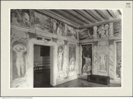 Vorderseite von Böhm, Osvaldo [https://www.deutsche-digitale-bibliothek.de/content/lizenzen/rv-ez/] Freskendekoration mit Scheinarchitektur, fingierten Statuen, Figuren der Antike, Landschaften und mythologischen Szenen - Nordöstliche Ecke, bh453261_recto. Foto.