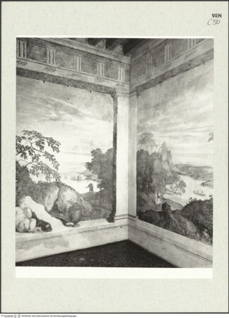 Vorderseite von Böhm, Osvaldo [https://www.deutsche-digitale-bibliothek.de/content/lizenzen/rv-ez/] Landschaftsausblicke aus einer fingierten Loggia - Südostecke, bh453320_recto. Foto.