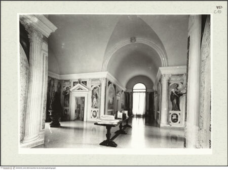 Vorderseite von Böhm [https://rightsstatements.org/page/CNE/1.0/] Villa Barbaro - Vestibül mit Fresken von Paolo Veronese (1566-1568), bh453353_recto. Foto.