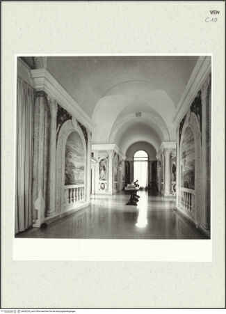 Vorderseite von Böhm [https://rightsstatements.org/page/CNE/1.0/] Villa Barbaro - Vestibül mit Fresken von Paolo Veronese (1566-1568), bh453355_recto. Foto.