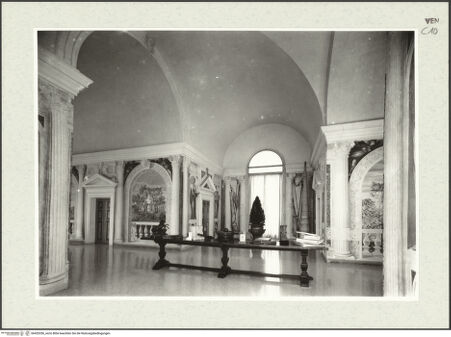 Vorderseite von Böhm [https://rightsstatements.org/page/CNE/1.0/] Villa Barbaro - Vestibül mit Fresken von Paolo Veronese (1566-1568), bh453356_recto. Foto.