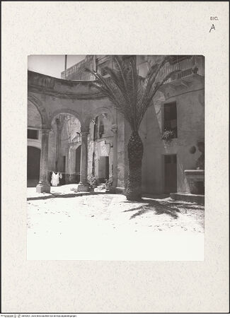 Vorderseite von Bibliotheca Hertziana [https://www.deutsche-digitale-bibliothek.de/content/lizenzen/rv-fz/] Palazzo Fici - Innenansicht, bh453421_recto. Foto: Zallinger zu Stillendorf, Marlies von.