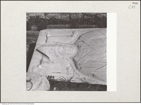 Vorderseite von Bibliotheca Hertziana [https://www.deutsche-digitale-bibliothek.de/content/lizenzen/rv-fz/] Grabstein eines Bischofs - Teilansicht, bh454110_recto. Foto: Zallinger zu Stillendorf, Marlies von.