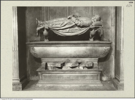 Vorderseite von Böhm, Osvaldo [https://www.deutsche-digitale-bibliothek.de/content/lizenzen/rv-ez/] Grabmal des Rechtsgelehrten Antonio Roselli (gest. 1466)Totenkammer - Detail: Liegefigur und Sarkophag, bh454131_recto. Foto: Böhm, Osvaldo.