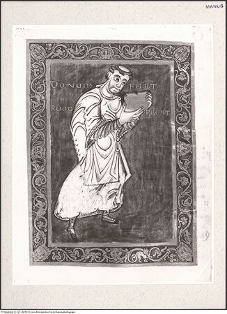 Vorderseite von Böhm [https://www.deutsche-digitale-bibliothek.de/content/lizenzen/rv-ez/] Psalterium Egberti - Codex Gertrudianus (Salterio di Egberto - Codice Gertrudiano)Der Schreiber Ruodprecht bringt das Buch als Geschenk (an Erzbischof Egbert) - Gesamtansicht, bh454143_recto. Foto: Böhm, Osvaldo.
