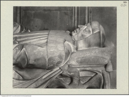 Vorderseite von Böhm, Osvaldo [https://www.deutsche-digitale-bibliothek.de/content/lizenzen/rv-ez/] Grabmal des Rechtsgelehrten Antonio Roselli (gest. 1466)TotenkammerDer Verstorbene (Gisant) - Detail: Büste, bh454170_recto. Foto: Böhm, Osvaldo.