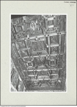 Vorderseite von Sopr. BAS ROMA [https://www.deutsche-digitale-bibliothek.de/content/lizenzen/rv-ez/] Holzdecke mit Reliefs - Gesamtansicht, bh454511_recto. Foto.