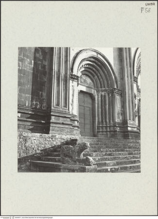 Vorderseite von Bibliotheca Hertziana [https://www.deutsche-digitale-bibliothek.de/content/lizenzen/rv-fz/] Linkes Seitenportal - Schrägansicht von links, bh454571_recto. Foto: Zallinger zu Stillendorf, Marlies von.