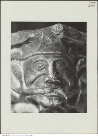 Vorderseite von Bibliotheca Hertziana [https://www.deutsche-digitale-bibliothek.de/content/lizenzen/rv-fz/] Weihwasserbecken aus zwei übereinandergestellten Kapitellen - Detail des oberen Kapitells: Maske, bh454578_recto. Foto: Zallinger zu Stillendorf, Marlies von.