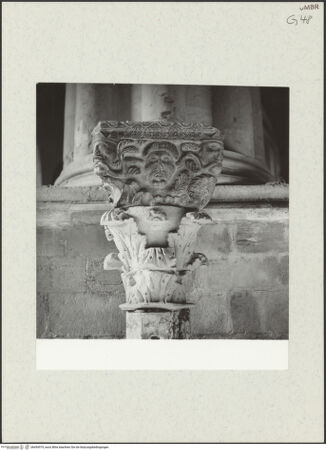 Vorderseite von Bibliotheca Hertziana [https://www.deutsche-digitale-bibliothek.de/content/lizenzen/rv-fz/] Weihwasserbecken aus zwei übereinandergestellten Kapitellen - Detail: Kapitelle, bh454579_recto. Foto: Zallinger zu Stillendorf, Marlies von.