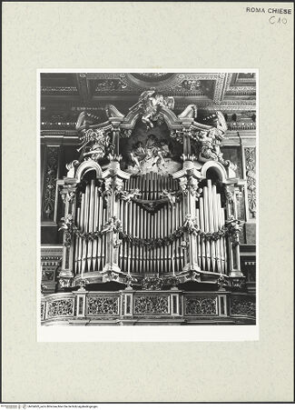 Vorderseite von Sopr. BAS ROMA [https://www.deutsche-digitale-bibliothek.de/content/lizenzen/rv-ez/] Orgel mit Putten und Posaune blasenden Engeln - , bh454693_recto. Foto.
