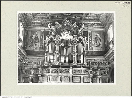 Vorderseite von Sopr. BAS ROMA [https://www.deutsche-digitale-bibliothek.de/content/lizenzen/rv-ez/] Orgel mit Putten und Posaune blasenden Engeln - Gesamtansicht mit Orgel, bh454705_recto. Foto.