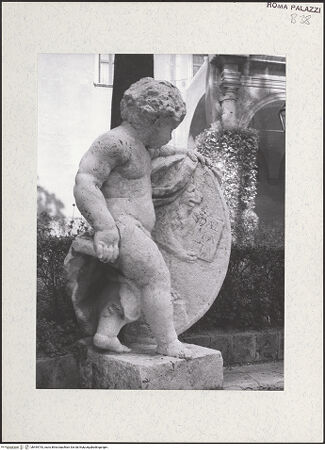 Vorderseite von Bibliotheca Hertziana [https://rightsstatements.org/page/CNE/1.0/] Fontana "Venezia che sposa il Mare"Putti am Rand der Fontana - Putto der Provinz Dalmatien, bh454743_recto. Foto: Savio, Oscar.