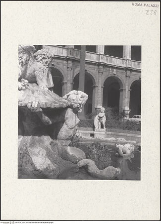 Vorderseite von Bibliotheca Hertziana [https://rightsstatements.org/page/CNE/1.0/] Fontana "Venezia che sposa il Mare" - Detail, Seitenansicht, bh454751_recto. Foto: Savio, Oscar.