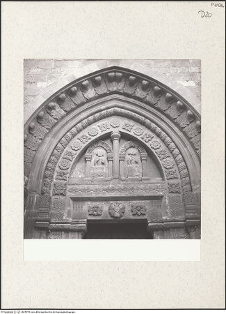 Vorderseite von Bibliotheca Hertziana [https://www.deutsche-digitale-bibliothek.de/content/lizenzen/rv-fz/] Portal (die heilige Kosmas und Damian) - Archivolten und Tympanonrelief mit den heiligen Kosmas und Damian, bh454759_recto. Foto: Zallinger zu Stillendorf, Marlies von.