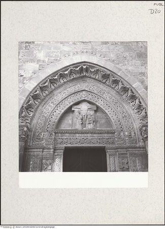 Vorderseite von Bibliotheca Hertziana [https://www.deutsche-digitale-bibliothek.de/content/lizenzen/rv-fz/] Portal (Kreuzigung) - Archivolten und Tympanon mit Kreuzigungsgruppe, bh454761_recto. Foto: Zallinger zu Stillendorf, Marlies von.