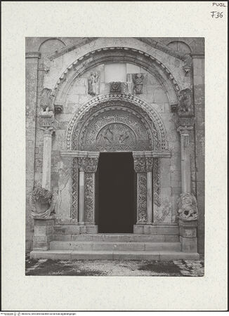 Vorderseite von Bibliotheca Hertziana [https://www.deutsche-digitale-bibliothek.de/content/lizenzen/rv-fz/] Portal der Nordseite - Gesamtansicht, bh454763_recto. Foto: Zallinger zu Stillendorf, Marlies von.