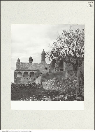 Vorderseite von Bibliotheca Hertziana [https://www.deutsche-digitale-bibliothek.de/content/lizenzen/rv-fz/] San Leonardo di Siponto (Kloster und Hospiz)Kloster - Klostergebäude südlich der Kirche (von Osten), bh454764_recto. Foto: Zallinger zu Stillendorf, Marlies von.