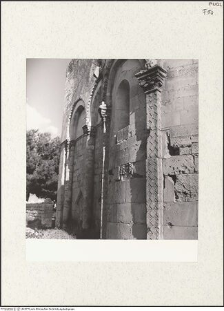 Vorderseite von Bibliotheca Hertziana [https://www.deutsche-digitale-bibliothek.de/content/lizenzen/rv-fz/] Santa Maria Maggiore di SipontoAußenbauSüdfassade - Schrägansicht, Detail der Apsis, bh454770_recto. Foto: Zallinger zu Stillendorf, Marlies von.