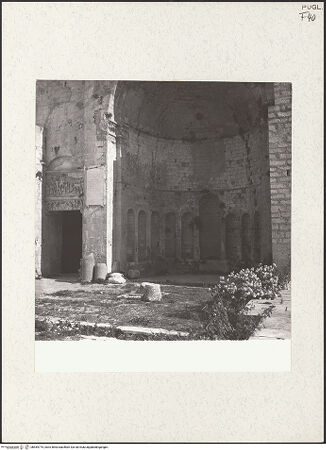 Vorderseite von Bibliotheca Hertziana [https://www.deutsche-digitale-bibliothek.de/content/lizenzen/rv-fz/] San Pietro - Apsis; links das Portal zur Tomba di Rotari, bh454775_recto. Foto: Zallinger zu Stillendorf, Marlies von.