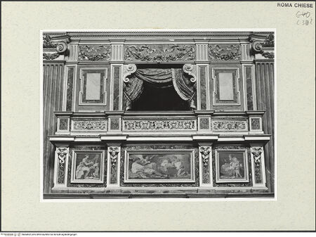 Vorderseite von Sopr. BAS ROMA [https://www.deutsche-digitale-bibliothek.de/content/lizenzen/rv-ez/] Sängertribüne (Kanzel / Loge) - (Kanzel an rechter Wand), bh454962_recto. Foto.