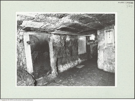 Vorderseite von Sopr. BAS ROMA [https://www.deutsche-digitale-bibliothek.de/content/lizenzen/rv-ez/] San Giuseppe dei FalegnamiCarcere Mamertino - Wand mit Eisentür und Inschrift, bh455180_recto. Foto.