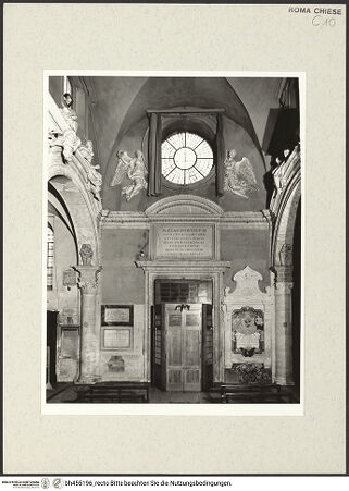 Vorderseite von Vasari [https://www.deutsche-digitale-bibliothek.de/content/lizenzen/rv-ez/] Santa Maria del Popolo - Eingangswand, Personifikationen der Fama von Ferrata, Ercole nach Entwurf von Bernini, Giovanni Lorenzo, 1655, bh455196_recto. Foto.