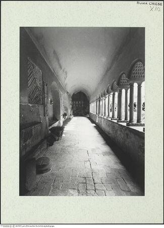 Vorderseite von Bibliotheca Hertziana [https://www.deutsche-digitale-bibliothek.de/content/lizenzen/rv-fz/] Santi Quattro CoronatiInneres - Ambulatio, Blick zur Wand mit den Inschriftentafeln, bh455201_recto. Foto: Savio, Oscar.