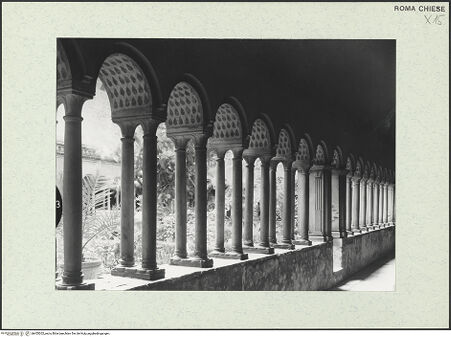 Vorderseite von Bibliotheca Hertziana [https://www.deutsche-digitale-bibliothek.de/content/lizenzen/rv-fz/] Santi Quattro CoronatiInneres - Ambulatorium, Detail, mit Blick in den Garten, bh455202_recto. Foto: Savio, Oscar.