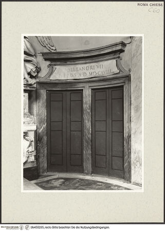 Vorderseite von Vasari [https://www.deutsche-digitale-bibliothek.de/content/lizenzen/rv-ez/] Santa Maria del PopoloLinker nördlicher Querhausarm - linkes Querschiff, Blendtür rechts des Altars, entworfen von Bernini, Giovanni Lorenzo, bh455205_recto. Foto.