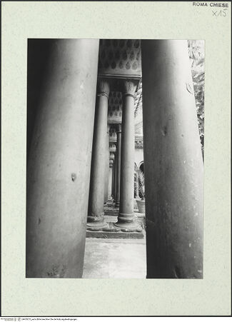 Vorderseite von Bibliotheca Hertziana [https://www.deutsche-digitale-bibliothek.de/content/lizenzen/rv-fz/] Santi Quattro CoronatiInneres - ambulatio, Arkaden, Detail: Zwillingssäulen, bh455213_recto. Foto: Savio, Oscar.