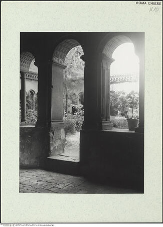 Vorderseite von Bibliotheca Hertziana [https://www.deutsche-digitale-bibliothek.de/content/lizenzen/rv-fz/] Santi Quattro CoronatiInneres - ambulatio, Detail: Türöffnung zum Garten, bh455215_recto. Foto: Savio, Oscar.