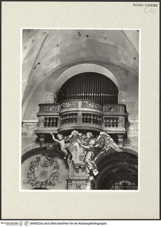 Vorderseite von Vasari [https://www.deutsche-digitale-bibliothek.de/content/lizenzen/rv-ez/] Orgelemporen - Empore links, Gesamtaufnahme: Engel mit dem Wappen Papst Alexanders VII. von Antonio Raggi dem Älteren?, bh455224_recto. Foto.