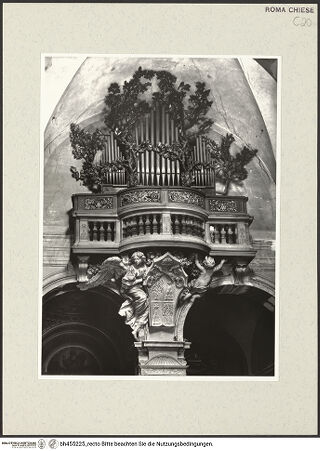 Vorderseite von Vasari [https://www.deutsche-digitale-bibliothek.de/content/lizenzen/rv-ez/] Orgelemporen - Empore rechts, Gesamtaufnahme: Engel mit dem Wappen Papst Alexanders VII. von Antonio Raggi dem Älteren?, bh455225_recto. Foto.