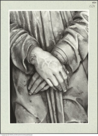 Vorderseite von Böhm, Osvaldo [https://www.deutsche-digitale-bibliothek.de/content/lizenzen/rv-ez/] Grabmal des Rechtsgelehrten Antonio Roselli (gest. 1466)TotenkammerDer Verstorbene (Gisant) - Detail: Hände, bh455253_recto. Foto: Böhm, Osvaldo.