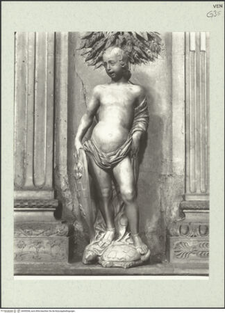 Vorderseite von Böhm, Osvaldo [https://www.deutsche-digitale-bibliothek.de/content/lizenzen/rv-ez/] Grabmal des Rechtsgelehrten Antonio Roselli (gest. 1466)Linker Wappenträger - Frontalansicht, bh455268_recto. Foto: Böhm, Osvaldo.