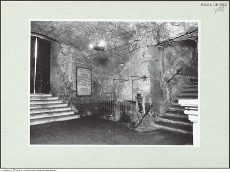 Vorderseite von Sopr. BAS ROMA [https://www.deutsche-digitale-bibliothek.de/content/lizenzen/rv-ez/] San Giuseppe dei FalegnamiCarcere Mamertino - Inschrift und Treppenaufgänge, bh455461_recto. Foto.