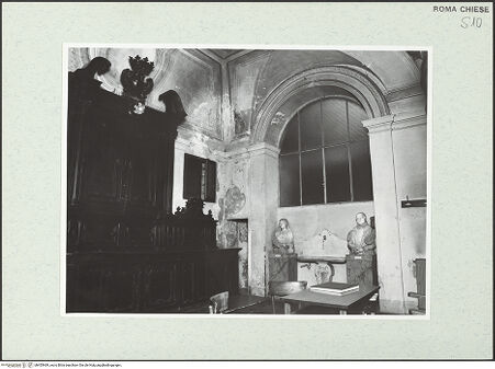 Vorderseite von Sopr. BAS ROMA [https://www.deutsche-digitale-bibliothek.de/content/lizenzen/rv-ez/] San Giuseppe dei Falegnami - Blick auf Fenster mit zwei Büsten, bh455469_recto. Foto.