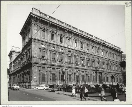 Vorderseite von Savio, Oscar [https://www.deutsche-digitale-bibliothek.de/content/lizenzen/rv-fz/] Palazzo MarinoFassade zur Piazza San Fedele - Seitenansicht, bh455574_recto. Foto: Savio, Oscar.