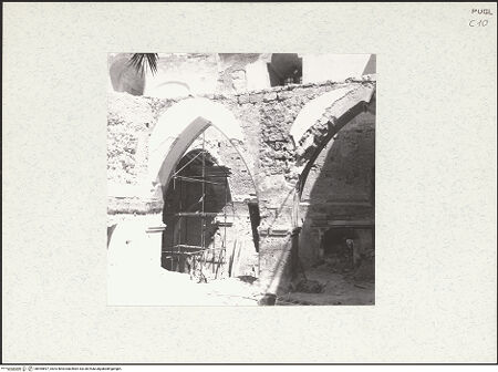 Vorderseite von Sopr. BAS BA [https://www.deutsche-digitale-bibliothek.de/content/lizenzen/rv-ez/] Castello - Keller während der Ausgrabung, bh455697_recto. Foto.