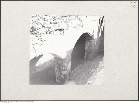 Vorderseite von Sopr. BAS BA [https://www.deutsche-digitale-bibliothek.de/content/lizenzen/rv-ez/] Castello - Keller während der Ausgrabung, bh455820_recto. Foto.