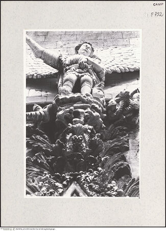 Vorderseite von unbekannt [https://www.deutsche-digitale-bibliothek.de/content/lizenzen/rv-fz/] HauptportalStatuen der Erzengel auf den Kreuzblumen - Der Erzengel Michael, bh455834_recto. Foto.