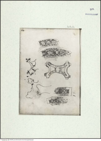 Vorderseite von Museum Kunstpalast [https://www.deutsche-digitale-bibliothek.de/content/lizenzen/rv-ez/] L'arte del disegno, e le vivezze dell'ingegno di Guglielmo della Porta celebre scultore, et architetto ... (2 Bände)Zweiter (kleiner) Band mit zwei Skizzenbüchern und einem angefügten KonvolutDas zweite SkizzenheftSeite 24: Dekoratives Friesband in vier Varianten; Verstrebungen eines Tisches (?) in vier Details - , bh455996_recto. Foto.