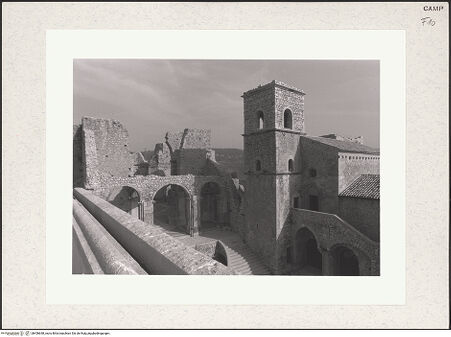 Vorderseite von Bruzelius, Caroline [https://www.deutsche-digitale-bibliothek.de/content/lizenzen/rv-ez/] Abbazia di San Guglielmo al Goleto - Doppelkirche (12./13. Jh.) sowie Ruine der Chiesa maggiore (1733-1744), bh456648_recto. Foto: Brummel, Chester.