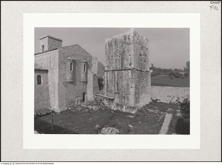 Vorderseite von Bruzelius, Caroline [https://www.deutsche-digitale-bibliothek.de/content/lizenzen/rv-ez/] Abbazia di San Guglielmo al Goleto - Ostabschluss und Wehrturm von 1152, bh456649_recto. Foto: Brummel, Chester.