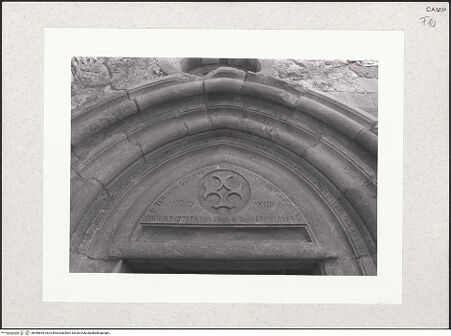 Vorderseite von Bruzelius, Caroline [https://www.deutsche-digitale-bibliothek.de/content/lizenzen/rv-ez/] Hauptportal - Tympanon des Portals mit Gründungsinschriften, bh456654_recto. Foto: Brummel, Chester.