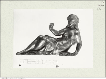 Vorderseite von Sopr. BAA Ravenna, Ferrara e Forlì [https://www.deutsche-digitale-bibliothek.de/content/lizenzen/rv-ez/] Liegende weibliche Gestalt - Gesamtansicht, bh456920_recto. Foto.